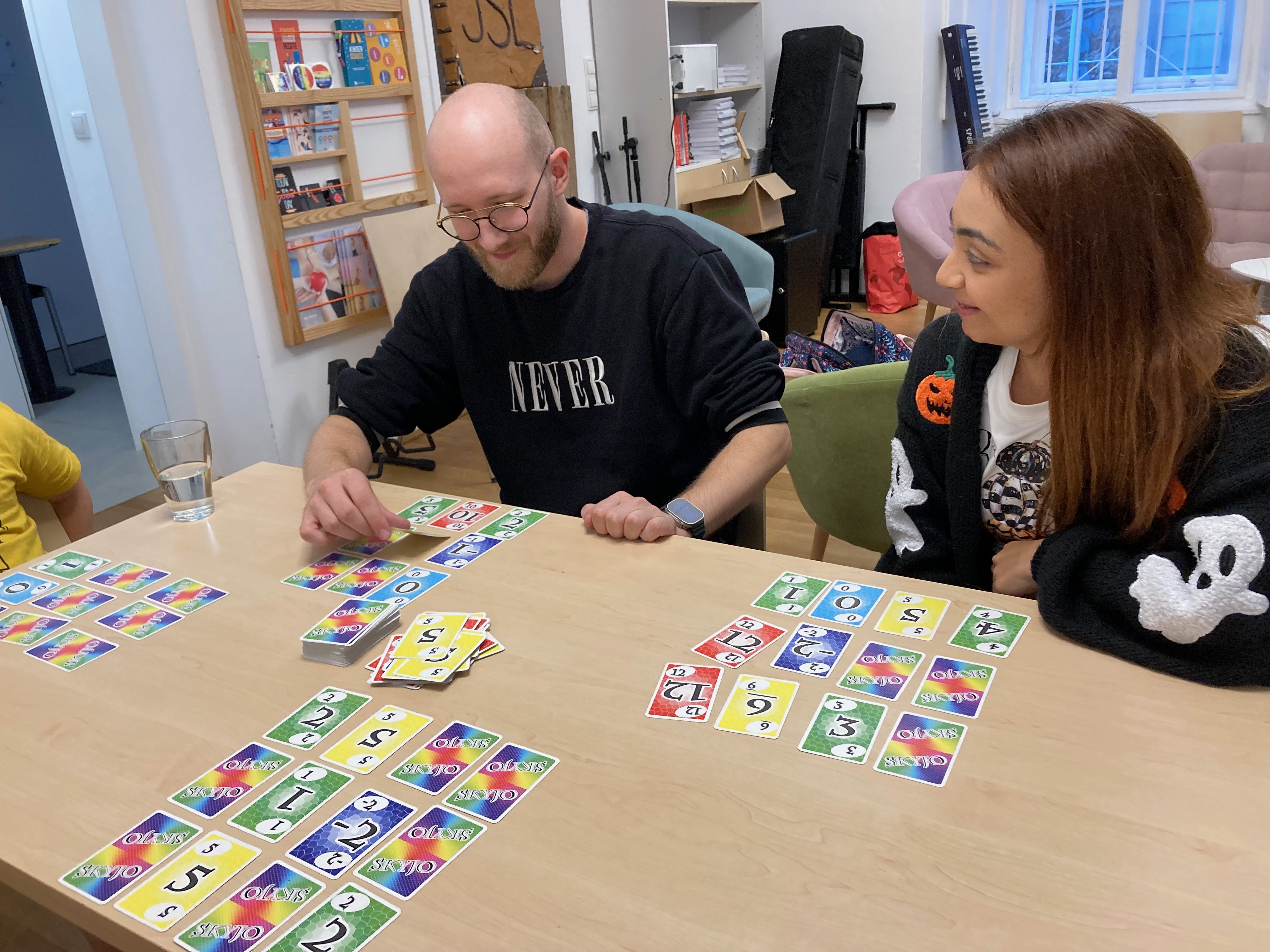 2 Personen spielen Skyjo